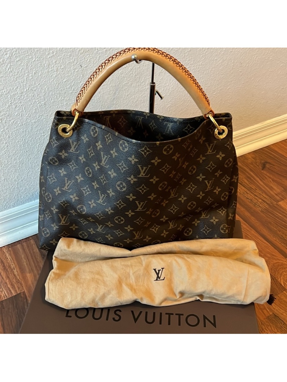 Louis Vuitton artsy Monogram Canvas Shoulder Bag with Vachetta Handle